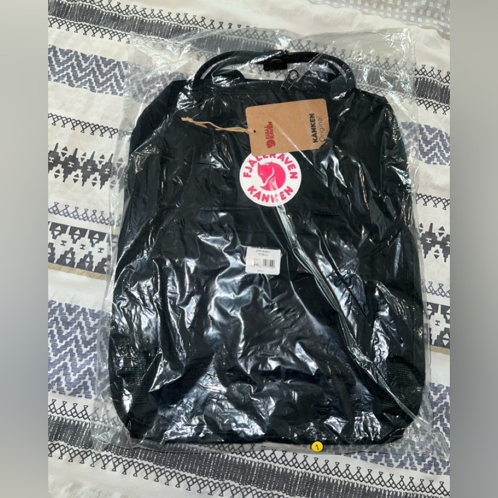 NWT Fjallraven Kanken Original Backpack
Black